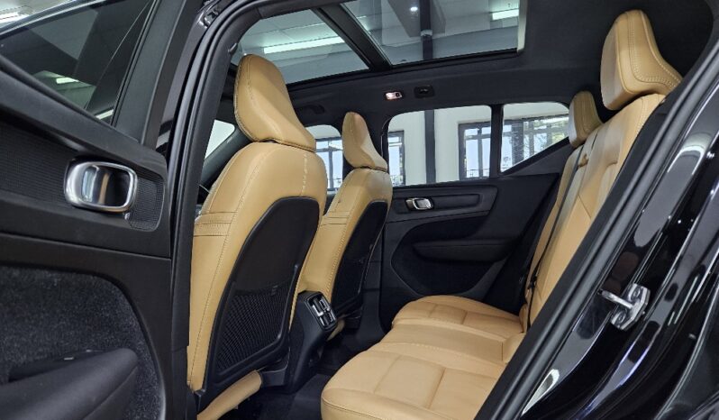 2018 Volvo XC40 D4 Momentum AWD Geartronic full